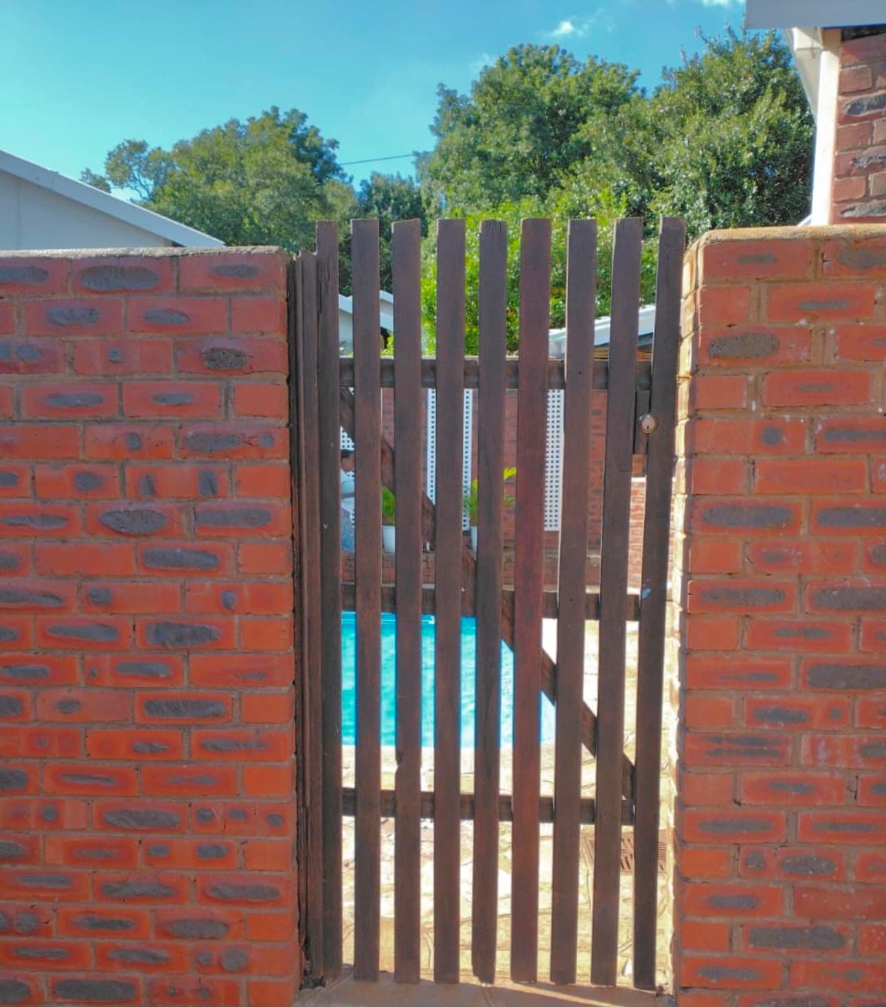 Aluminium Single-Hinged Gate Replacement project photo 2